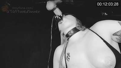 ស្រីស្អាតមានក្បាលសុដន់ល្អឥតខ្ចោះនៅ gloryhole